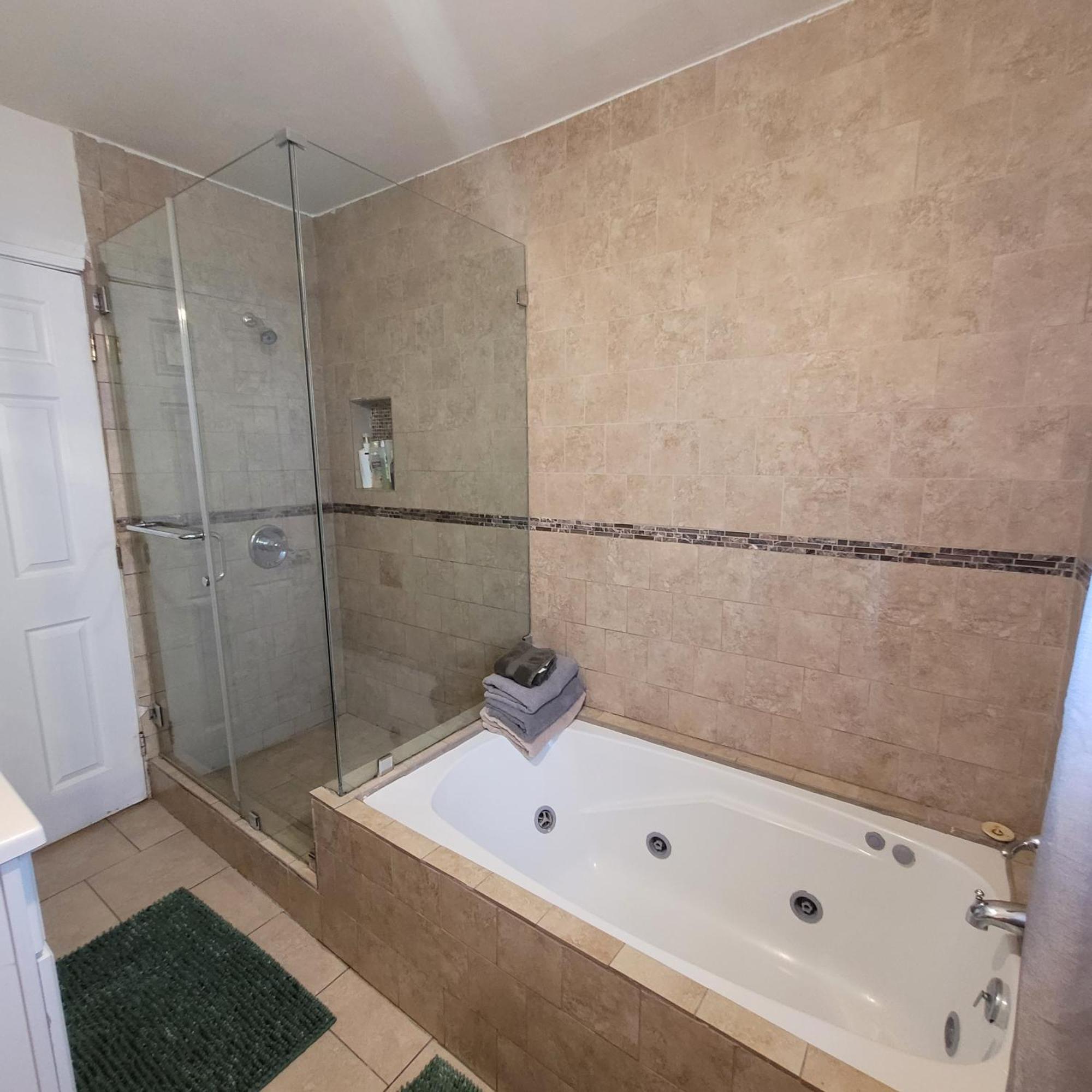Holiday home 3 Bedroom 2 Bath With Jacuzzi Near Beverly Hills, Wi-fi, Jacuzzi, Roku, Bbq, Giant Games Family Fun